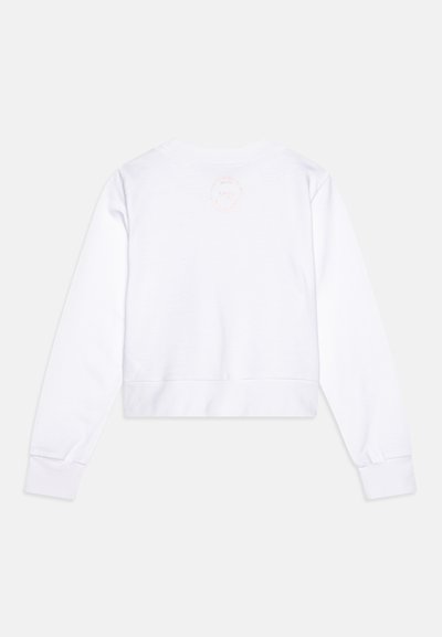 Hvit avkortet sweatshirt med lange ermer, ribbede mansjetter og en sirkulær rosa logo trykket på øvre rygg. Glatt bomullslignende tekstur.