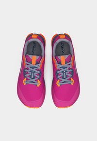 Φωτεινά ροζ και πορτοκαλί παπούτσια για τρέξιμο σε μονοπάτι με γκρι κορδόνια, σε λευκό φόντο, από πάνω.