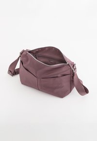 Lilla nylon crossover taske med to frontlommer, en lynlås i toppen og en bred justerbar rem. Glat tekstur og minimalistisk design.