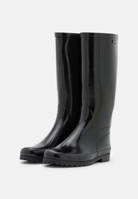 Bottes de pluie en caoutchouc noir avec une finition brillante, design montantes, semelle texturée noire et un marquage simple sur le côté.