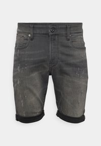 Svarta denimshorts med en sliten finish, uppvikta fållar, fem fickor och subtila blekningar. Har metallhardware vid midjan.