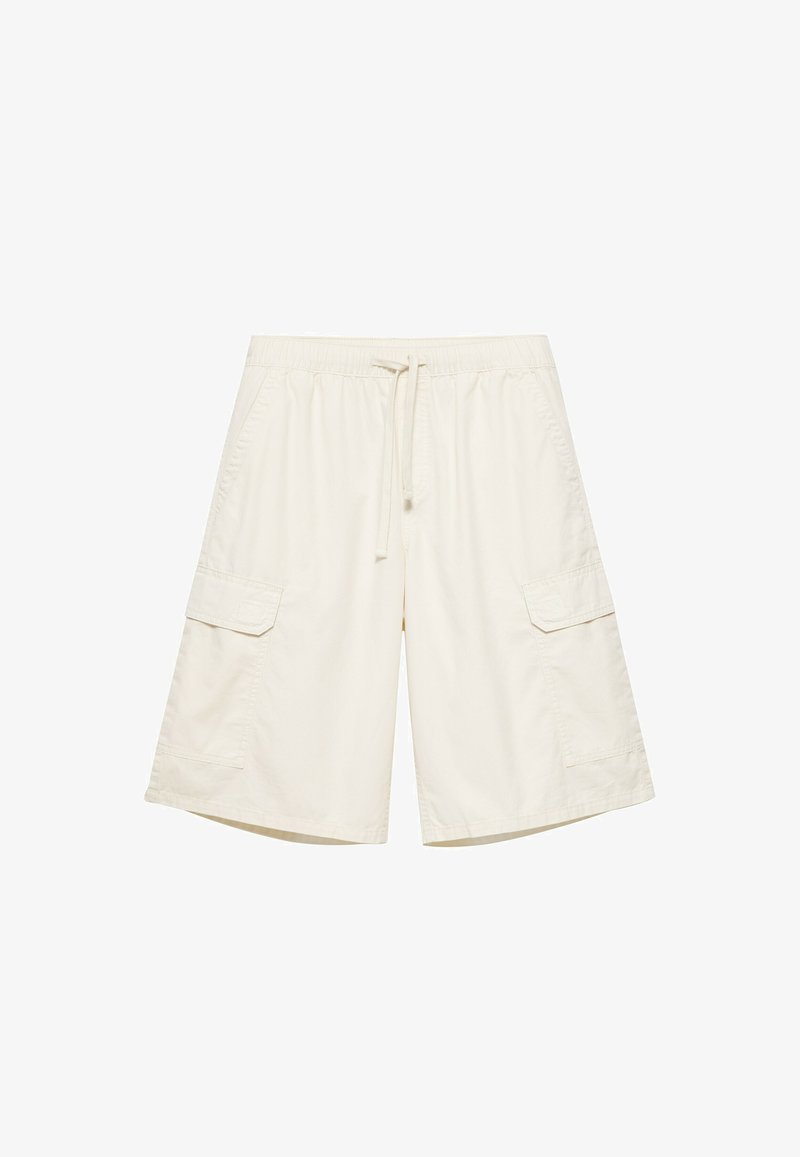 Short cargo couleur ivoire longueur genou avec ceinture élastique, cordon, poches latérales et poches à rabat sur chaque cuisse.