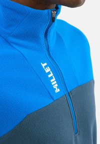 Fleece-Pullover mit Viertelreißverschluss in lebhaftem Blau und Dunkelgrau. Verfügt über einen strukturierten Stoff mit einem Reißverschluss und einem weißen Logo auf der Brust.