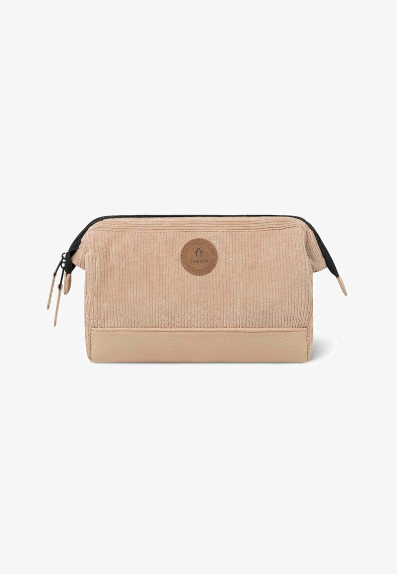 Trousse de toilette rectangulaire en velours côtelé beige avec base en cuir, deux tirettes de fermeture éclair et écusson circulaire en cuir avec le logo "Cabaia" au centre avant.