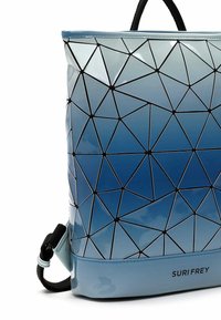 Sac à dos bleu brillant avec motifs géométriques triangulaires noirs et logo "SURI FREY" près du bas, équipé d'une sangle noire réglable et d'une poignée.