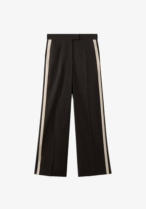 Schwarze, weit geschnittene Hosen mit zwei vertikalen cremefarbenen Streifen an den Seiten. Hergestellt aus einem glatten Stoff mit einem taillierten Bund.