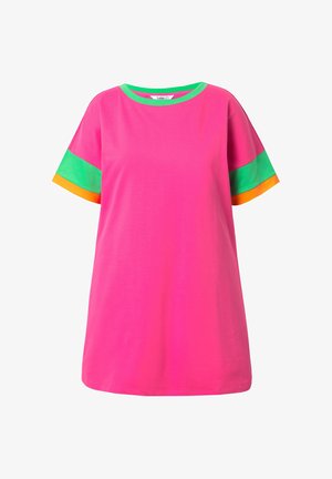 Vaaleanpunainen t-paitamekko, joka on valmistettu puuvillasta. Mekossa on lyhyet hihat, joissa on vihreät ja oranssit yksityiskohdat hihojen suissa. Yksinkertainen pyöreä pääntie ja rento leikkaus.