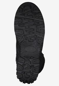 Schwarze Gummistiefelsohle mit einem strukturierten Muster, das tiefe Profile und Rillen für besseren Halt aufweist. Flacher Boden mit einem rundovalen Bereich in der Mitte.