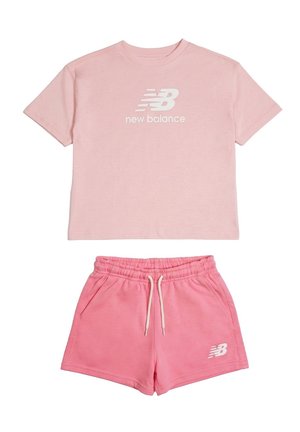 Completo due pezzi in rosa chiaro di New Balance con top corto a maniche corte e pantaloncini con vita elastica, coulisse e tasche frontali.