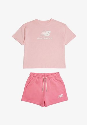 Completo due pezzi in rosa chiaro di New Balance con top corto a maniche corte e pantaloncini con vita elastica, coulisse e tasche frontali.