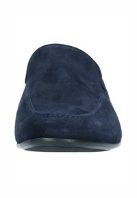 Donkerblauwe suede instapper met een ronde neus en subtiele stiksels. Zachte textuur met een gladde rubberen zool.