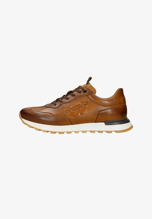 Braune Leder-Sneaker mit runder Zehenpartie, strukturierten Oberflächen, Schnürung, tonalem Nähen und einer kontrastierenden weißen Gummisohle.