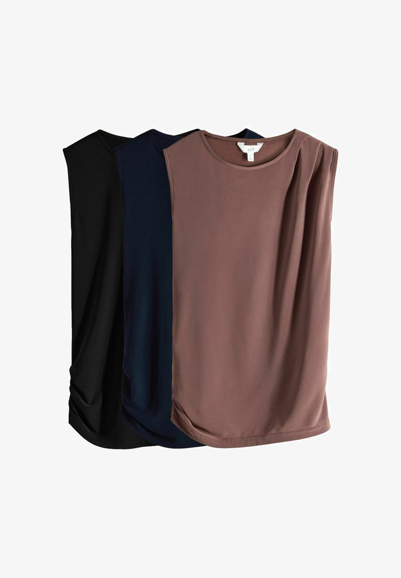 Drie mouwloze dames tops in zwart, marineblauw en mauve, met ronde halslijnen en een lichte plooidetail op de zijnaad.