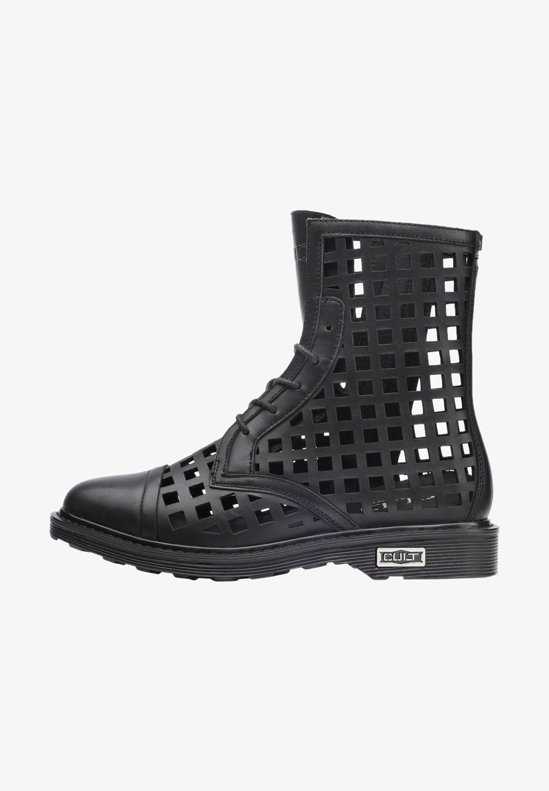 Bottes noires à la cheville avec un design en grille ouverte, en cuir, bout arrondi, devant lacé et semelle texturée avec un accent logo.
