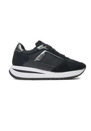 Scarpa da ginnastica bassa nera e argento metallico con suola bianca, chiusura con lacci e logo del marchio sulla pannello laterale.