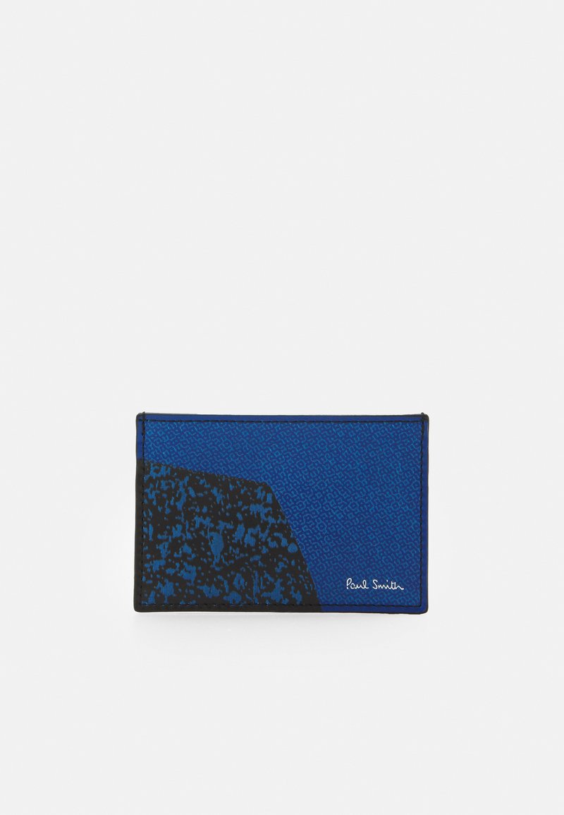 Portefeuille bleu avec des motifs abstraits noirs, surface texturée, forme rectangulaire, avec une signature dans le coin inférieur.