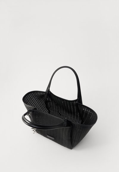 Borsa a tracolla nera in tessuto intrecciato con due manici. Presenta un design perforato e bordi lisci. L'interno è dotato di scomparti aperti.