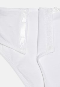 Witte katoenen ondergoed met een gladde textuur, mesh accenten en een satijnen tailleband. Gedetailleerde stiksels en elastische randen voor een goede pasvorm.
