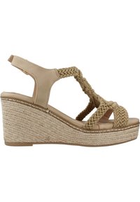 Sandalias de cuña beige con parte superior trenzada, que presentan un diseño de tela texturizada y una suela de plataforma envuelta en yute.