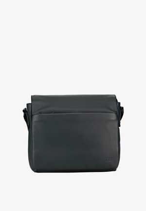 Sac bandoulière en cuir foncé avec rabat pliant, poche avant et sangle ajustable. Présente une surface texturée et un marquage subtil.