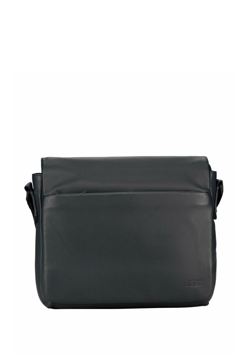 Sac bandoulière en cuir foncé avec rabat pliant, poche avant et sangle ajustable. Présente une surface texturée et un marquage subtil.