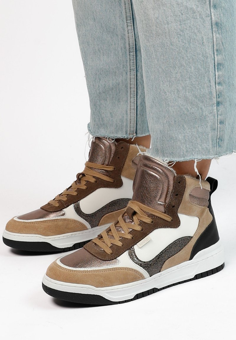 Hoge sneakers met een combinatie van bruin suede en metallic bronzen accenten, met witte details en een gestructureerde zwarte rubberen zool.