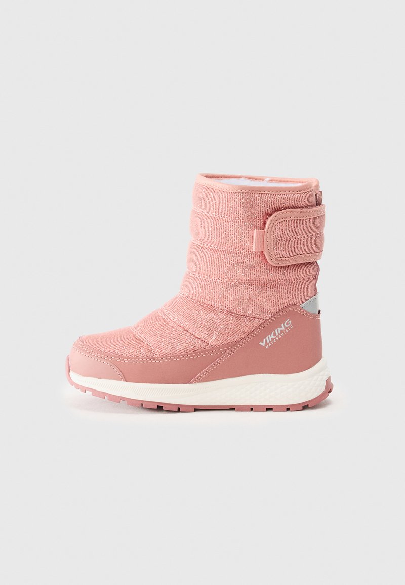 Bota de invierno aislada en color rosa, con parte superior texturizada, correa ajustable y suela de goma. Cuenta con un collar acolchado para mayor comodidad.