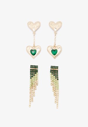Boucles d'oreilles en ton or en forme de cœur, ornées d'une pierre facettée verte, avec un design en franges orné de rhinestones verts et transparents.