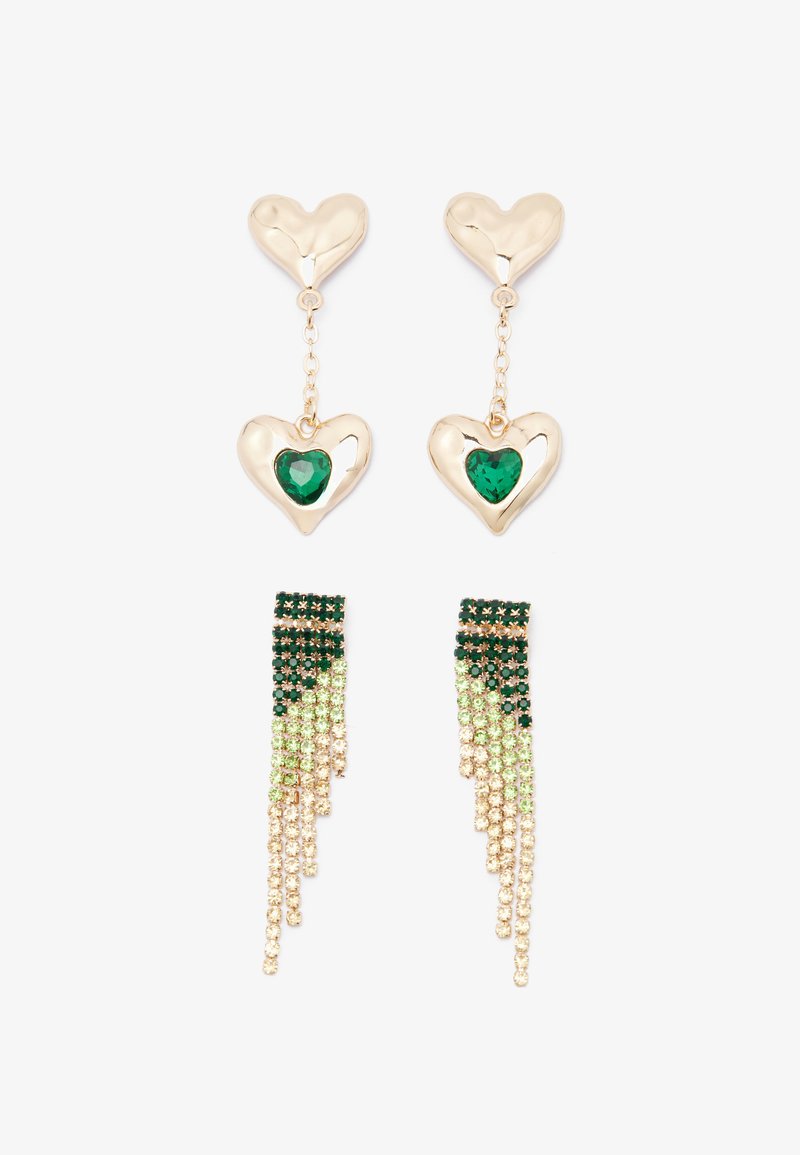Brincos em tom dourado em forma de coração, com uma pedra verde facetada, apresentando um design de franjas ornamentadas enriquecido com strass verdes e transparentes.
