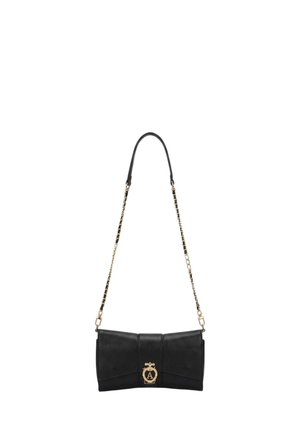 Pochette in pelle nera con tracolla a catena dorata ed emblema decorativo dorato al centro frontale.