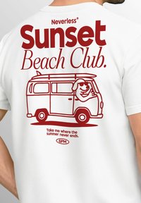 Weißes T-Shirt mit roten Grafiken: "Neverless Sunset Beach Club", einem cartoonhaften Van und dem Text: "Take me where the summer never ends."