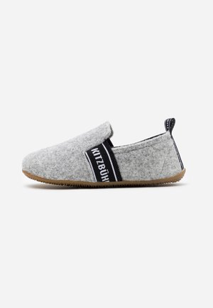 Chinelo cinza com bico arredondado, laterais elásticas, design slip-on e uma faixa preta com marca. Sola de borracha com aderência texturizada.