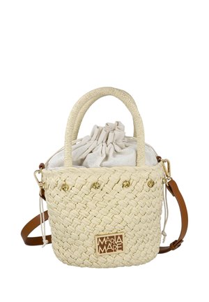 Pequeño bolso tejido beige con asas redondas, tachuelas doradas, bolso interior de tela beige con cordón y una correa de hombro marrón desmontable.