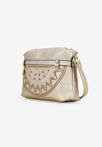 Bolso metálico dorado con intrincados bordados geométricos en marrón y crema. Cuenta con un cierre de cremallera y una correa de hombro ajustable.