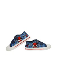 Baskets bleues pour enfants avec visage de Spider-Man et motif toile d'araignée, embouts en caoutchouc blancs, bande rouge sur les semelles et deux bandes velcro bleu marine.