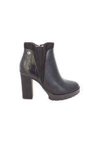 Botines de tacón negro hechos de cuero suave, con un patrón de cocodrilo texturizado en el lateral y un cierre de cremallera. Suela gruesa.