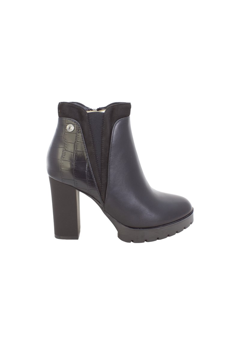 Botines de tacón negro hechos de cuero suave, con un patrón de cocodrilo texturizado en el lateral y un cierre de cremallera. Suela gruesa.