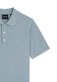 Lichtblauw poloshirt met korte mouwen van zachte katoen, voorzien van een sluiting met drie knopen en een klein geborduurd logo op de borst.
