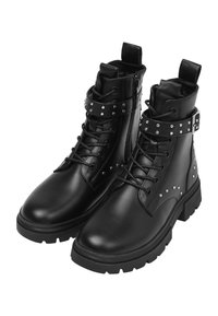 Stivaletti neri in pelle con suola spessa, caratterizzati da dettagli borchiati, design con lacci e una fascia decorativa con borchie metalliche.