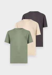 Τρία μονόχρωμα μπλουζάκια με λαιμόκοψη crew σε πράσινο, μπεζ και σκούρο γκρι, στρωμένα και εκτεθειμένα σε ανοιχτό φόντο.