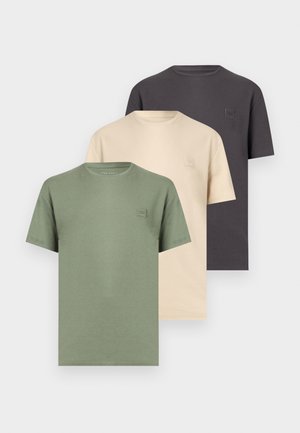 Kolm lihtsat ümarseljalist t-särki rohelises, beežis ja tumedas hallis toonis, kihiliselt paigutatud ja heledal taustal eksponeeritud.