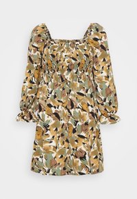 Blommönstrad klänning med fyrkantig halsringning, draperad byst och puffärmar. Färgerna inkluderar grön, brun och kräm på ett lätt tyg.