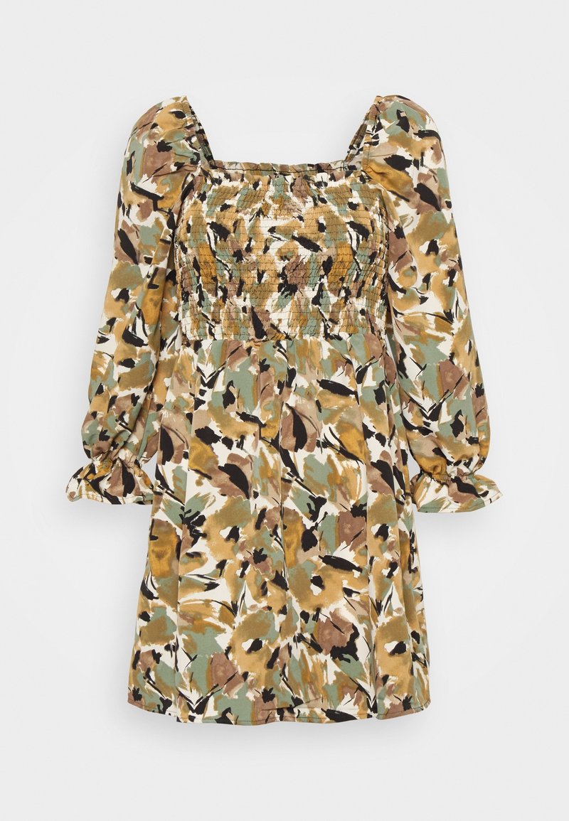 Blommönstrad klänning med fyrkantig halsringning, draperad byst och puffärmar. Färgerna inkluderar grön, brun och kräm på ett lätt tyg.