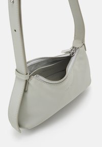 Calvin Klein SOFT CROSSBODY - Τσάντα χιαστί - pearl grey