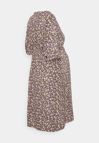 Vestido de maternidade com mangas curtas, fundo preto e um pequeno padrão floral em púrpura, amarelo e branco; corte solto e comprimento até aos joelhos.