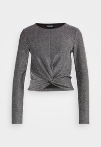 Grå metallisk långärmad topp med rund halsringning, med en framåtvänd tvistdetalj vid midjan och en slät, skimrande yta.