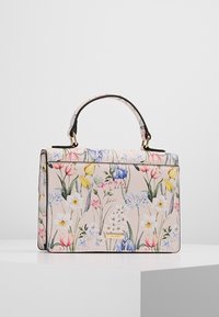 Blomsterhandtaske med en pink baggrund. Indeholder et detaljeret design af blomster i gul, blå og pink. Inkluderer et kort håndtag og guld hardware.