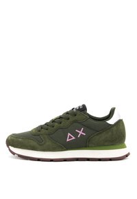 Sneaker verdi con parte superiore in suede e tessuto, tallone bianco, dettaglio logo rosa e suola intermedia bianca con accenti verdi. Suola in gomma.