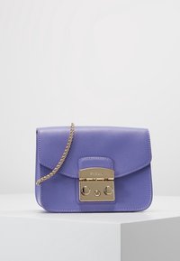 Bolso de mano de cuero morado con forma estructurada, cierre de herrajes dorados y una correa de cadena. Acabado texturizado y detalles lisos que realzan el diseño.