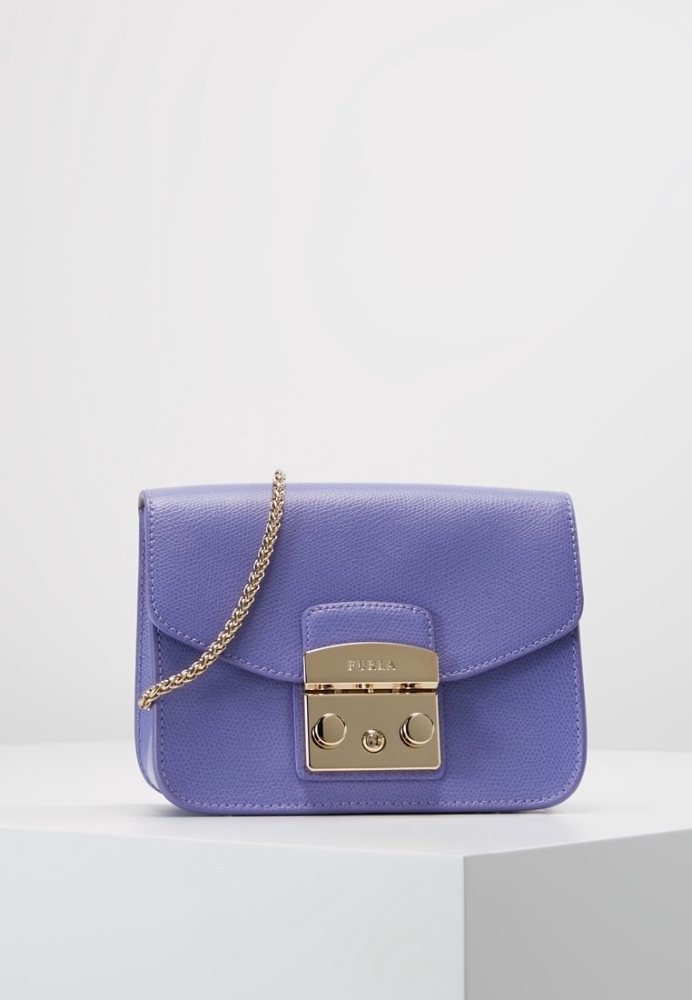 Bolso de mano de cuero morado con forma estructurada, cierre de herrajes dorados y una correa de cadena. Acabado texturizado y detalles lisos que realzan el diseño.